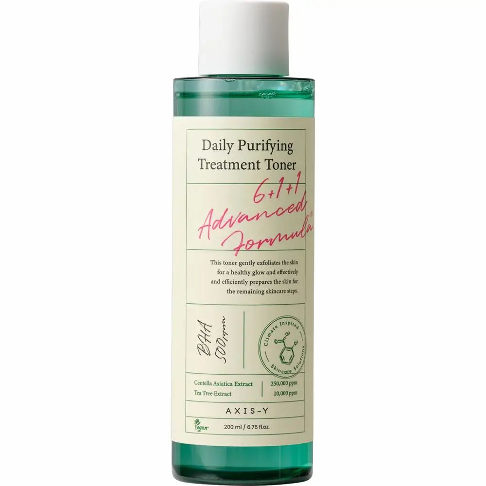 Flacone di toner con tappo bianco. Scritta: Daily Purifying Treatment Toner. Etichetta con ingredienti.