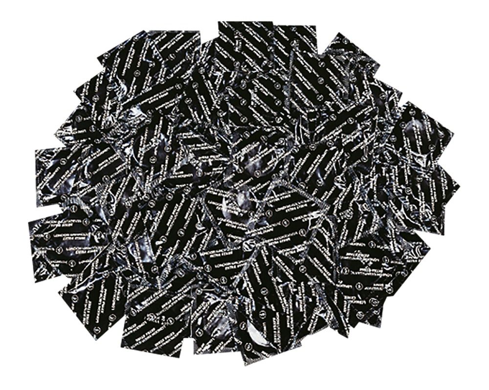 Cumulo di preservativi confezionati singolarmente. Confezione nera con testo bianco. Nessun altro dettaglio visibile.