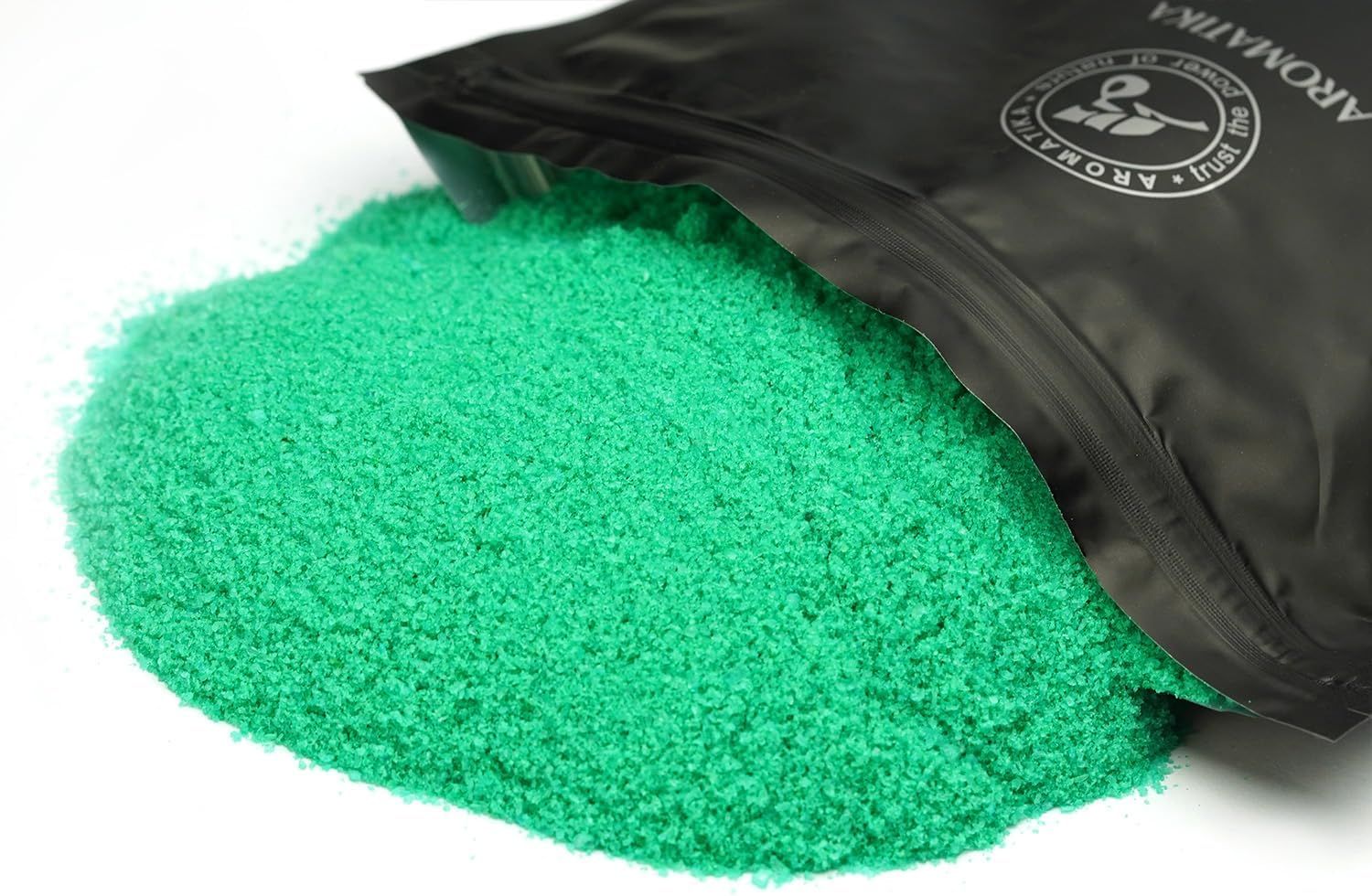 Confezione nera aperta con sale per pediluvio verde. Logo AROMATIKA visibile.
