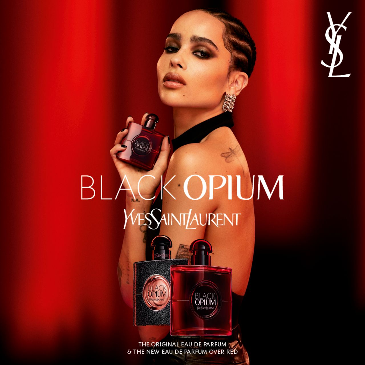 Donna tiene in mano un flacone. Scritta "BLACK OPIUM" e "Yves Saint Laurent". Altri due flaconi sullo sfondo. Logo in alto a destra.