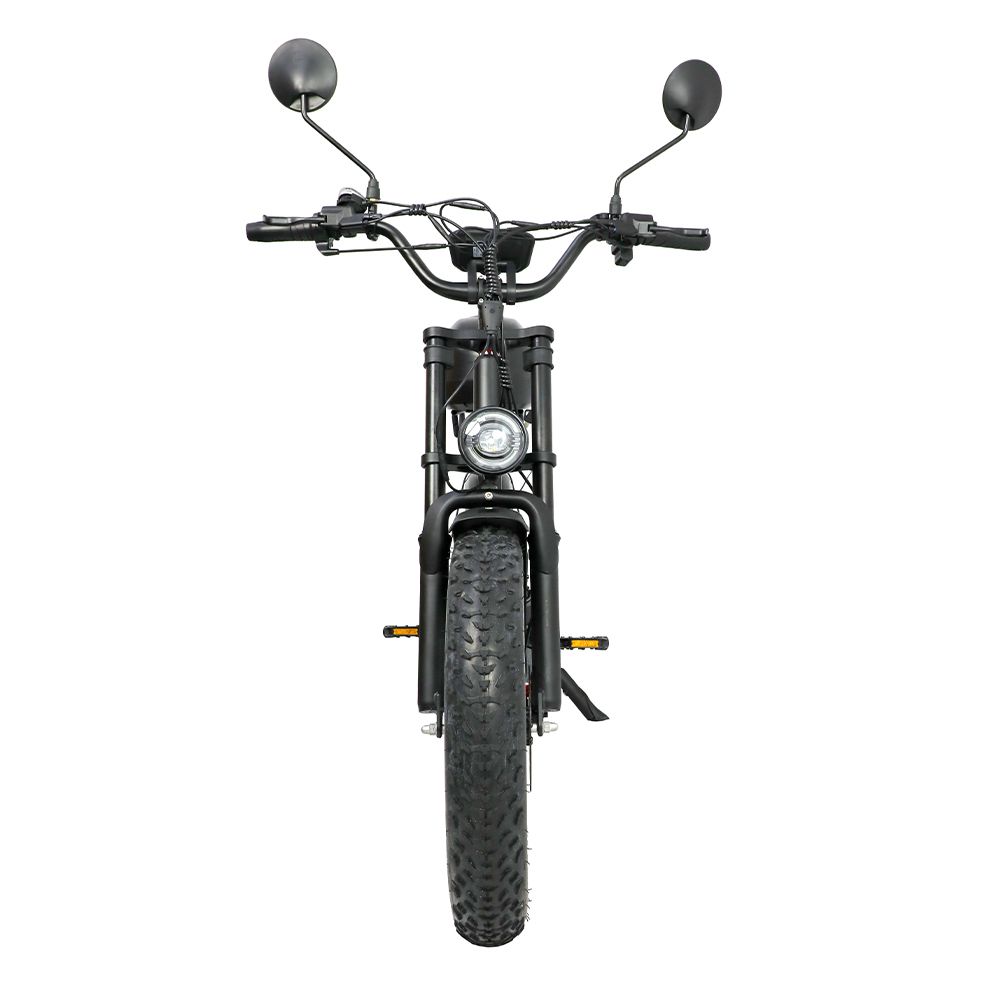 Vista frontale di e-bike nera con faro e pneumatici larghi.