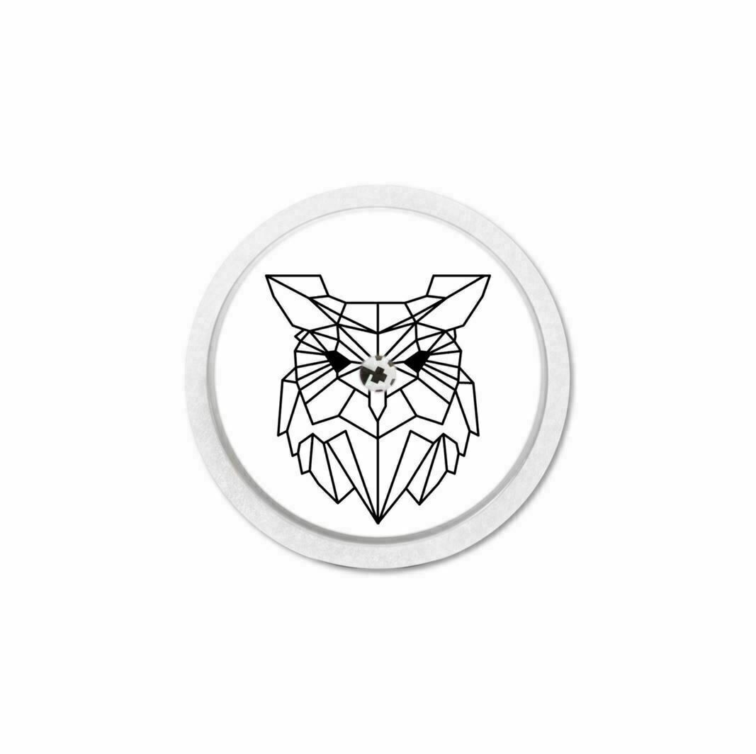 Adesivo rotondo con un disegno geometrico di gufo. Linee nere su sfondo bianco, circondato da un cerchio bianco.