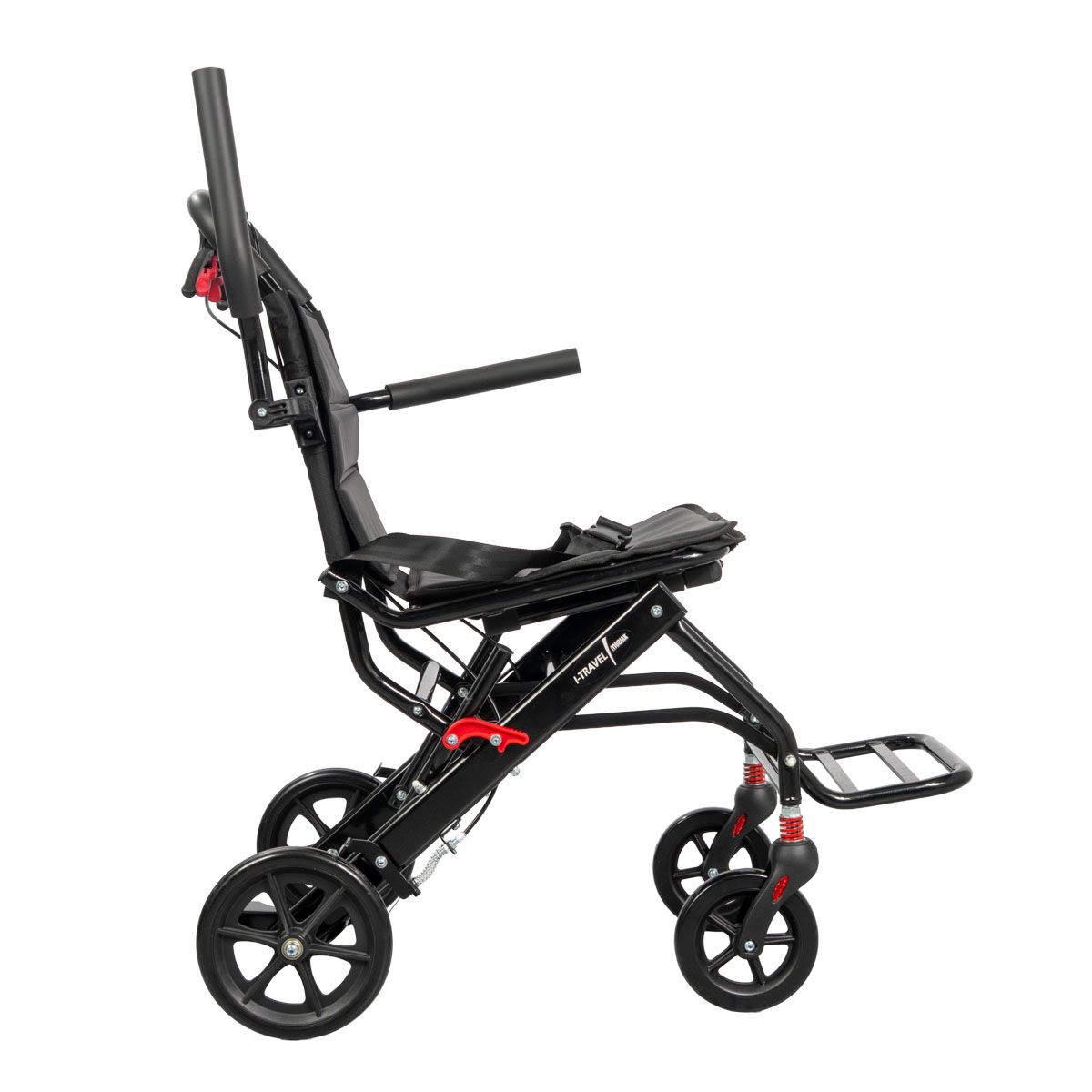 Sedia a rotelle nera con quattro ruote, braccioli e poggiapiedi. Leva rossa. Logo I-Travel.