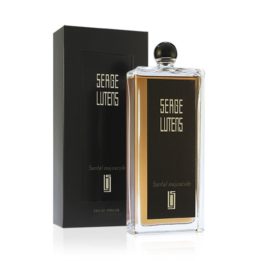 Flacone e scatola nera. Flacone rettangolare, tappo nero, etichetta nera con testo dorato. Scatola con testo: Serge Lutens, Santal Majuscule.