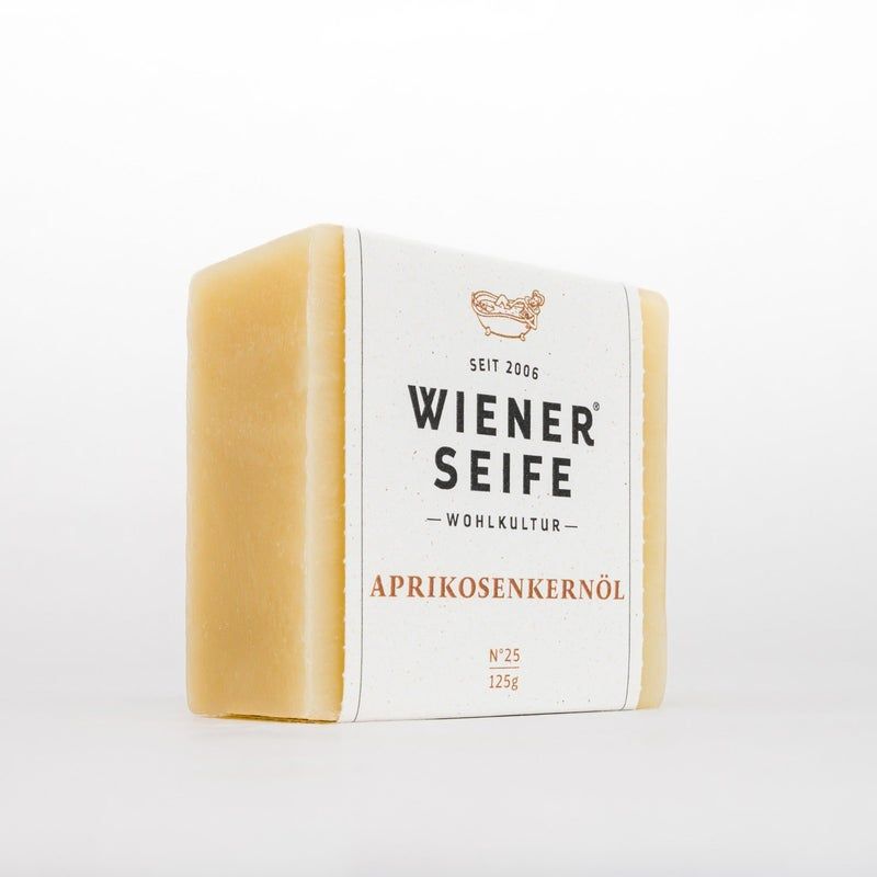 Sapone con fascia di carta. Scritta: Wiener Seife, Aprikosenkernöl, N°25, 125g.