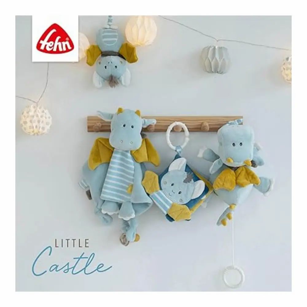 Tre peluche a forma di drago su una barra di legno. Marchio: fehn. Testo: Little Castle.