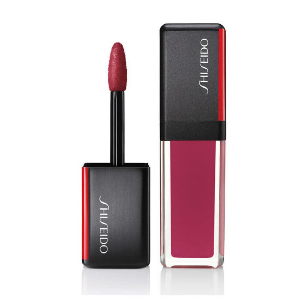 Rossetto con applicatore. Tappo nero con dettaglio rosso e logo Shiseido. Colore rosa in un contenitore trasparente.
