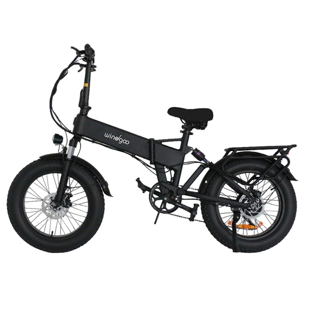 E-bike nera con pneumatici larghi, portapacchi e faro anteriore. Il marchio "windgoo" è visibile sul telaio.