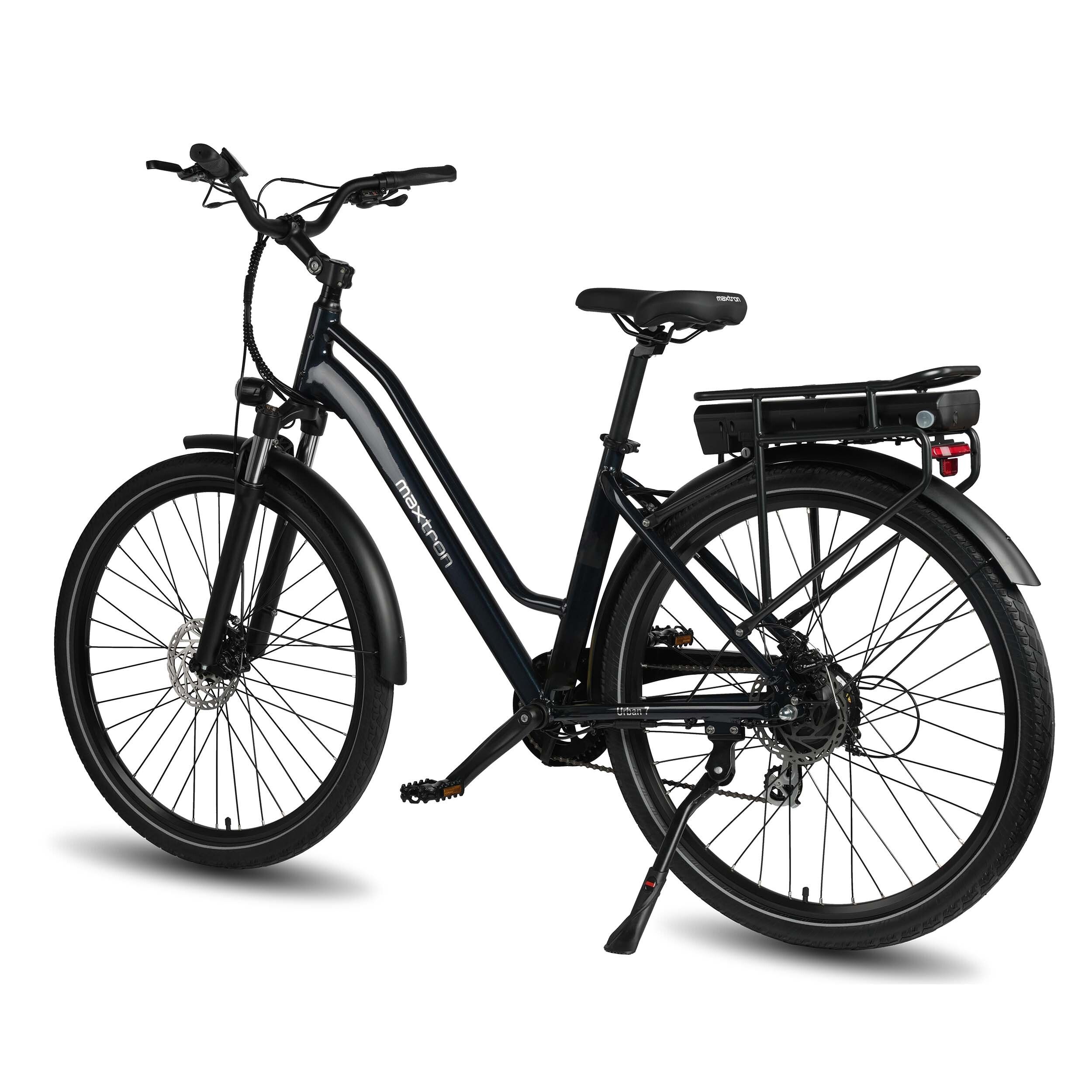 E-bike nera con batteria, portapacchi, parafanghi e cambio a 7 velocità. Logo Maxtron.