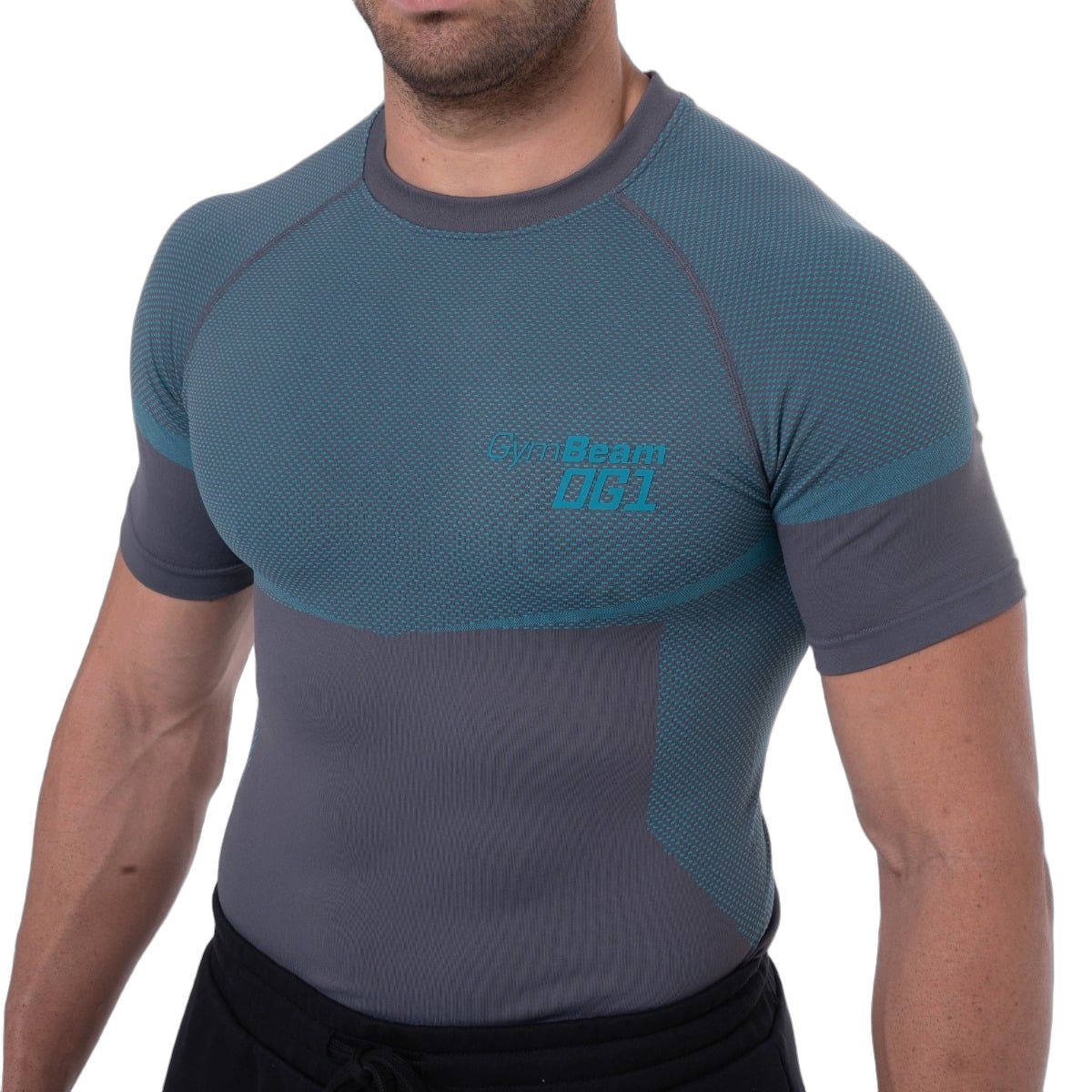 Vista dettagliata della T-shirt GymBeam OG1: trama e logo.