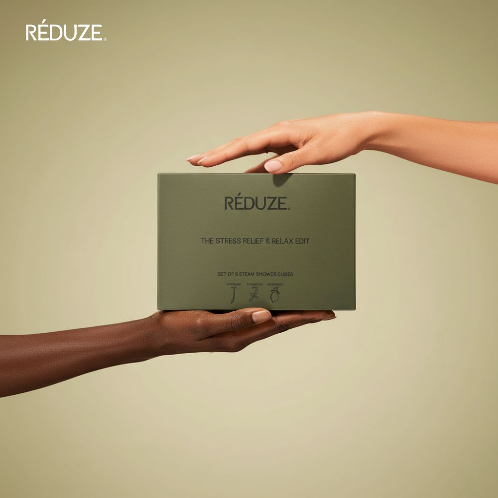 Due mani tengono una scatola verde con logo "RÉDUZE". Testo: "THE STRESS RELIEF & RELAX EDIT".