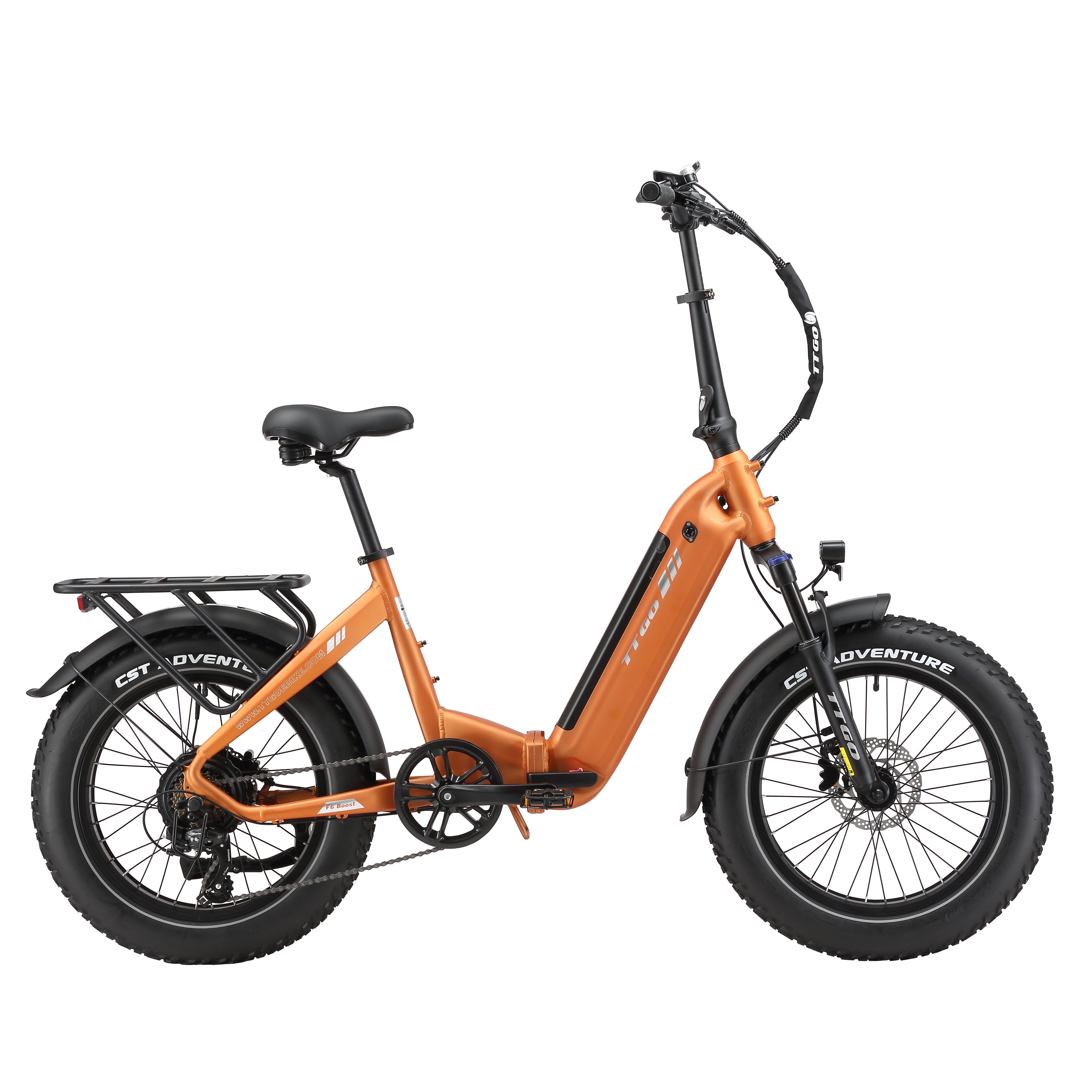 E-bike pieghevole arancione con pneumatici neri e portapacchi. Marchio TTGO visibile.