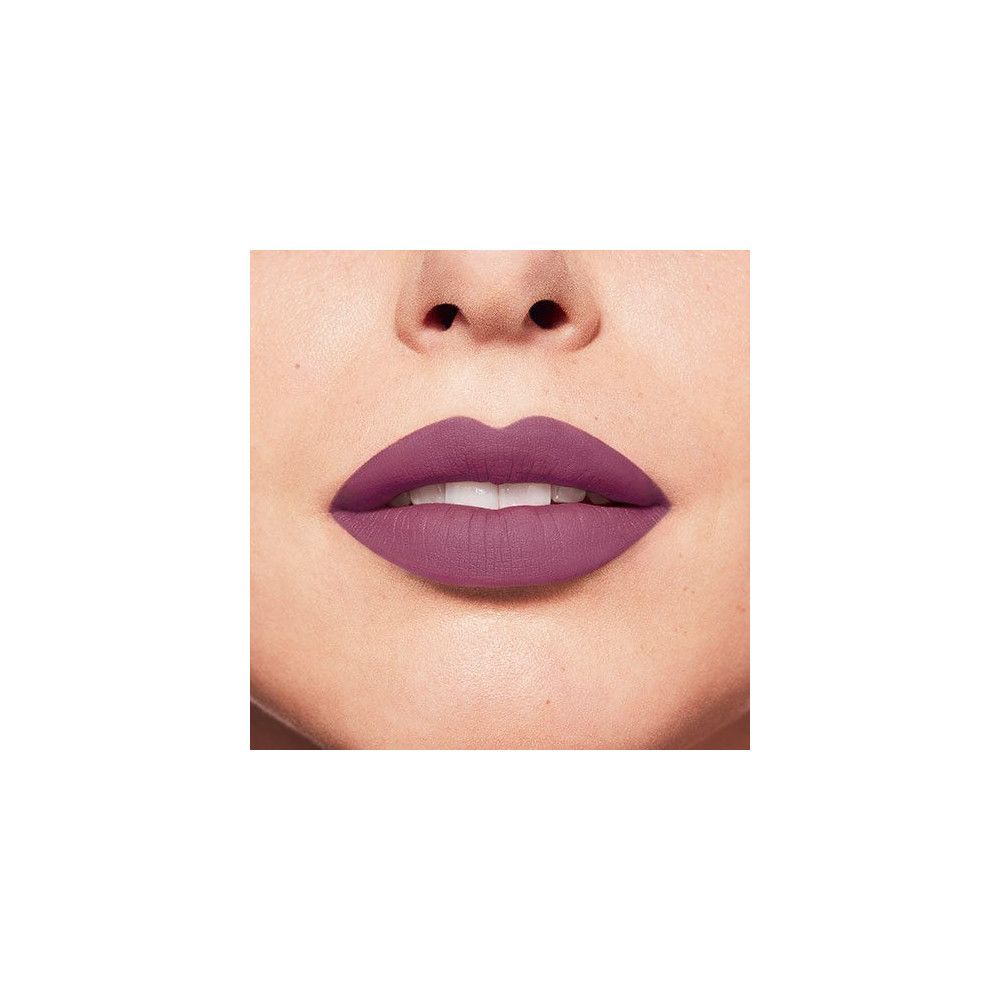 Primo piano di labbra dipinte con un rossetto rosa.