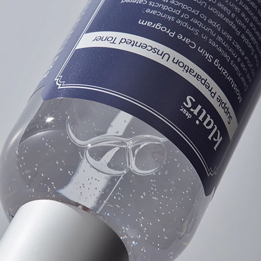 Primo piano di un flacone con tappo argentato. Testo: Dear Klairs Supple Preparation Unscented Toner. 180 ml.