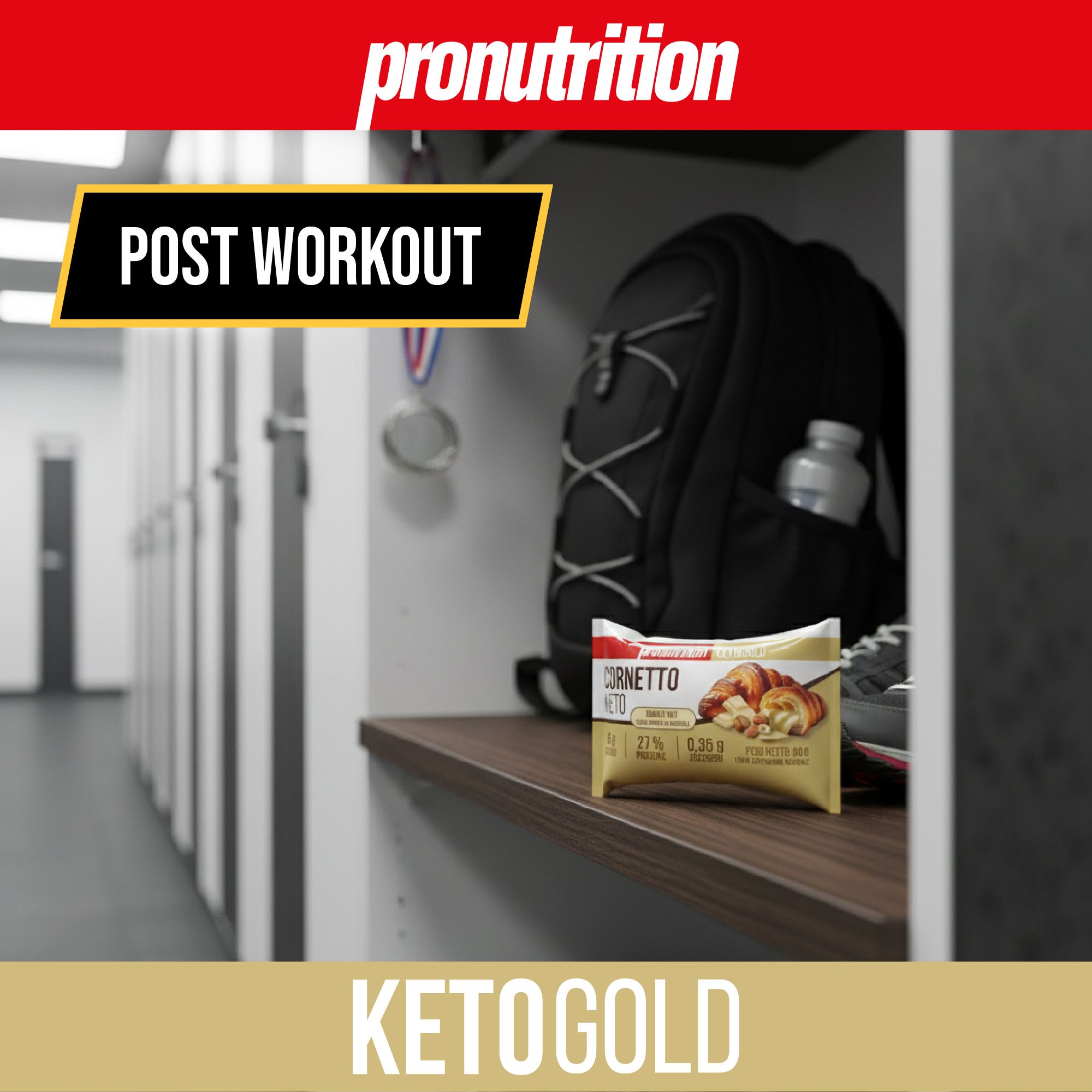 Cornetto Keto confezionato su uno scaffale. Zaini, medaglie e bottiglie sullo sfondo. Testo: POST WORKOUT, KETOGOLD.