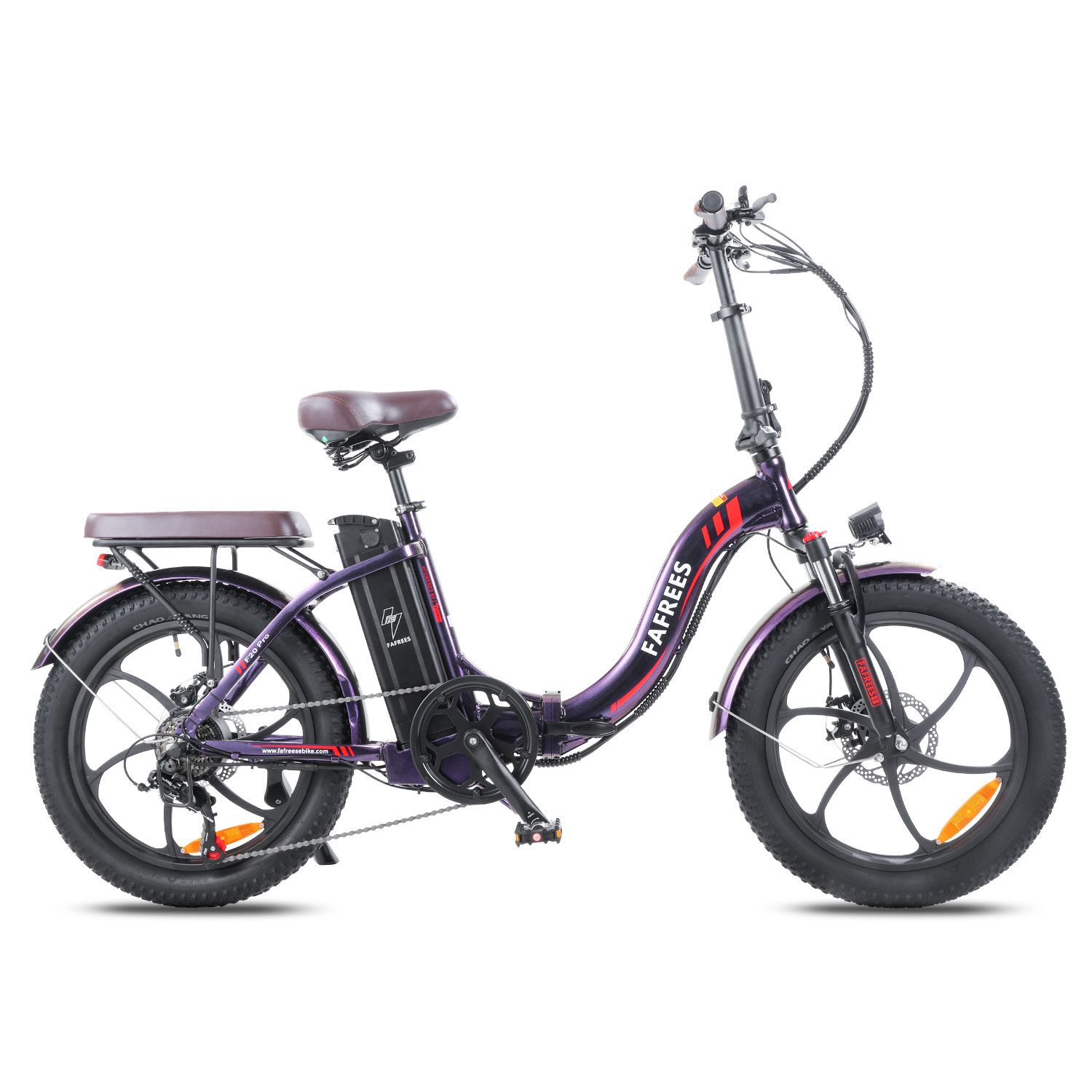 E-bike viola. Sella marrone, portapacchi. Pneumatici neri, cerchi con catarifrangenti arancioni. Marchio FAFREES.