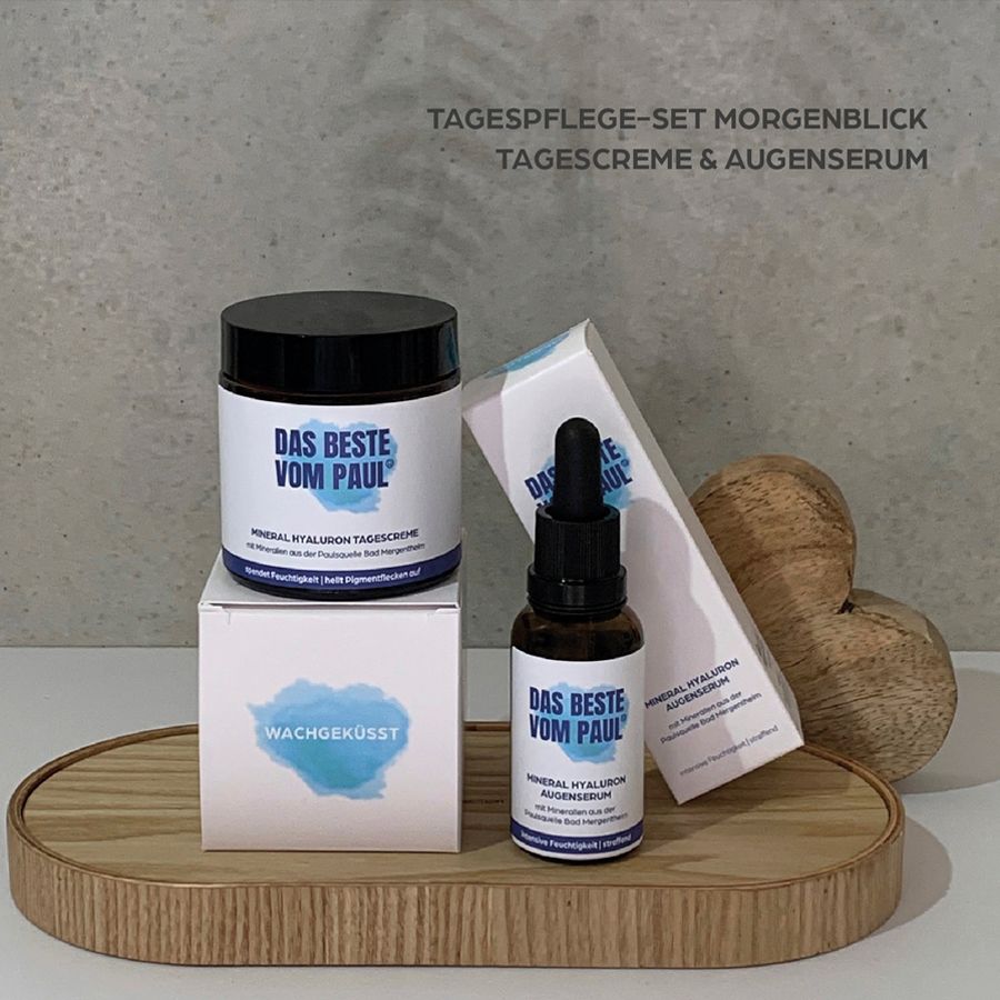 Set con crema giorno, siero occhi e confezioni. Scritta: DAS BESTE VOM PAUL®. Su vassoio di legno.
