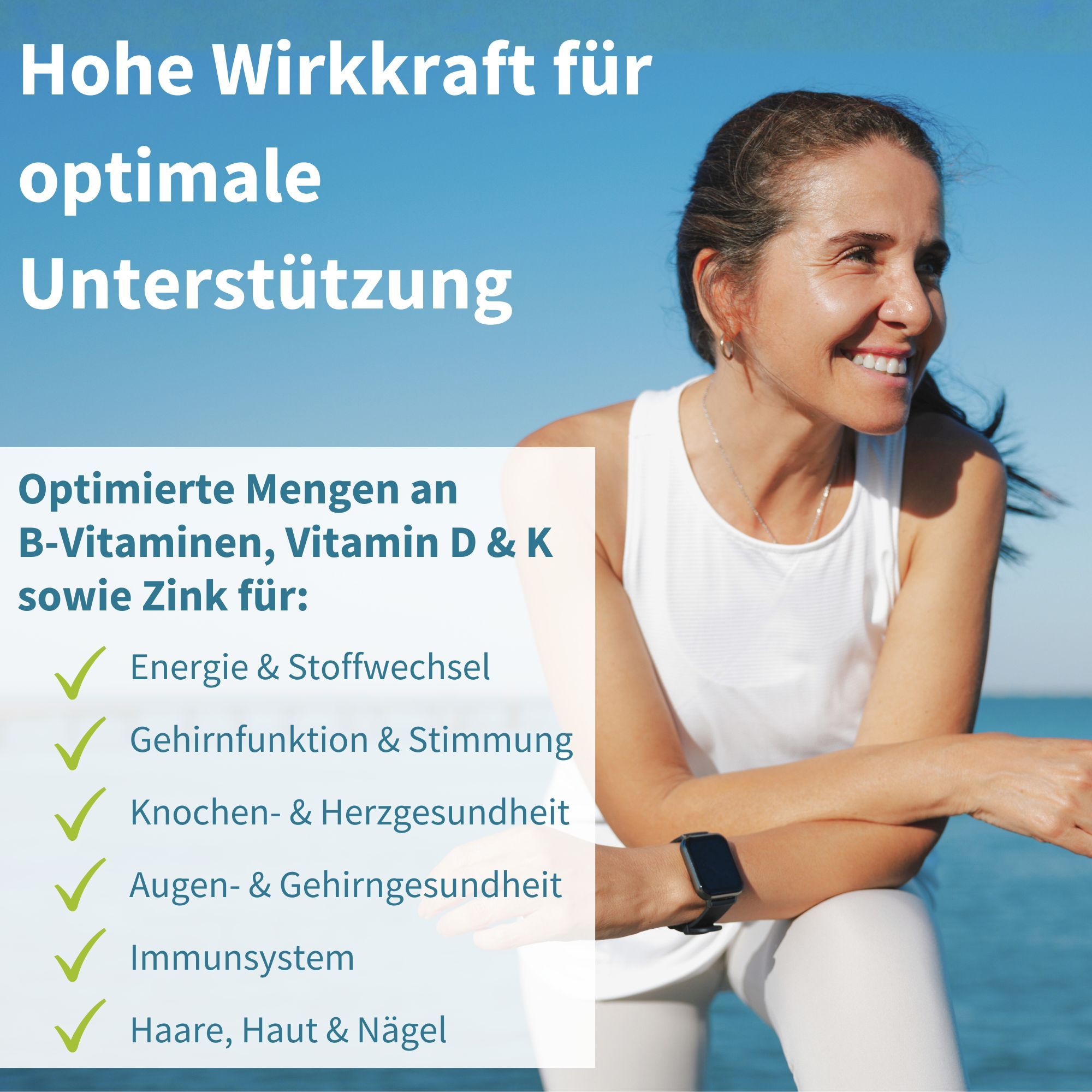 Donna sorridente. Testo: Quantità ottimizzate di vitamine B, vitamina D & K e zinco per: energia, funzione cerebrale, salute delle ossa e del cuore.
