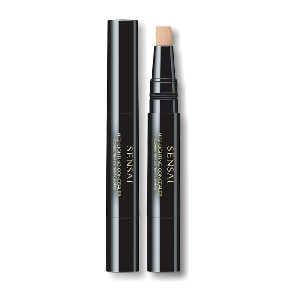 Stick nero con punta aperta. Scritta: SENSAI HIGHLIGHTING CONCEALER. Punta correttore chiara.