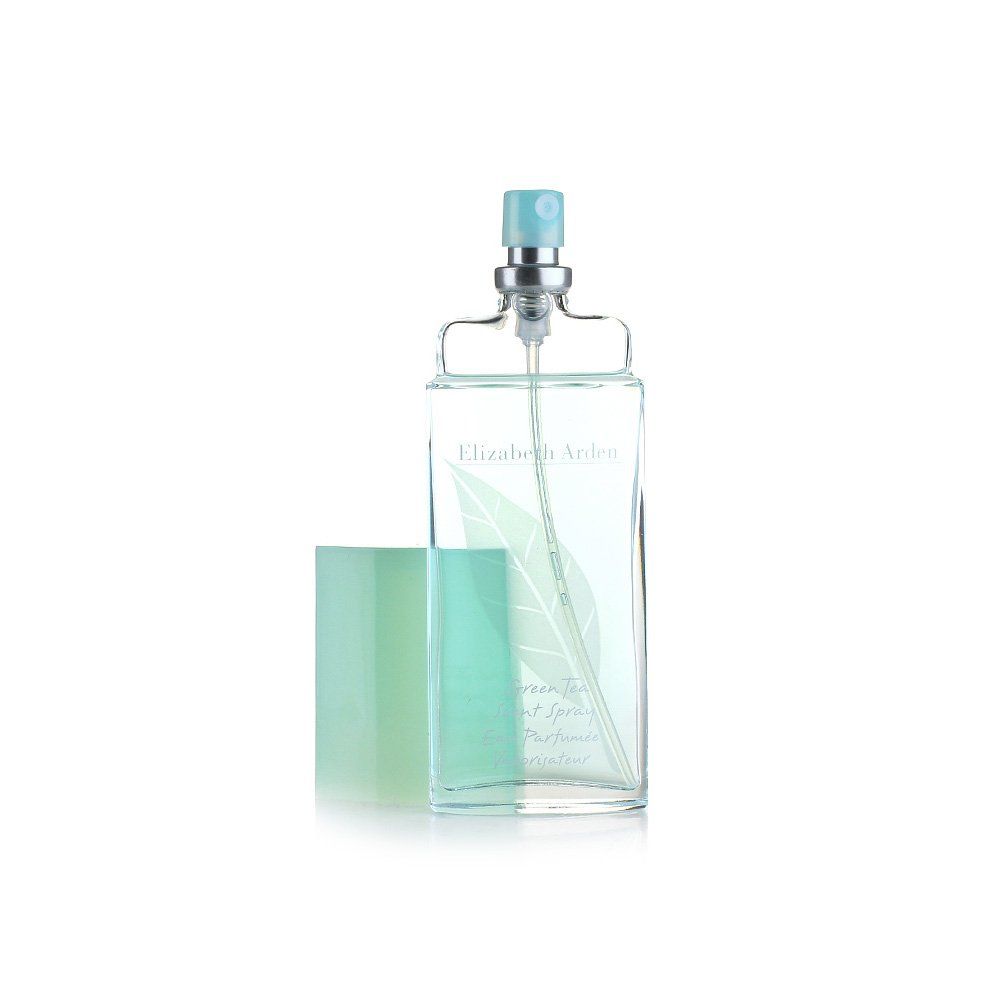 Green Tea Scent Spray. Flacone con vaporizzatore blu e tappo verde. Nome del prodotto e logo foglia.