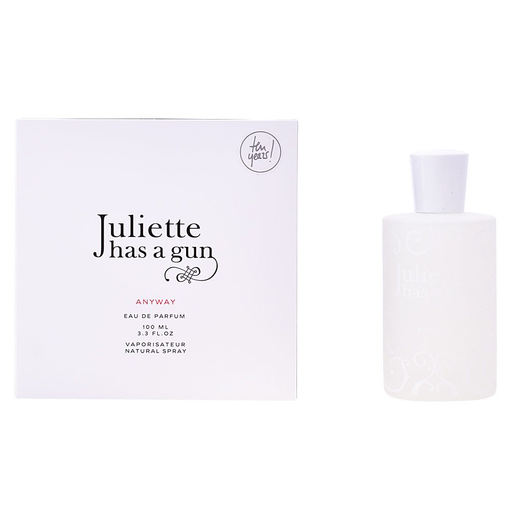 Flacone e confezione di profumo bianchi. Sulla confezione, "Juliette has a gun Anyway".