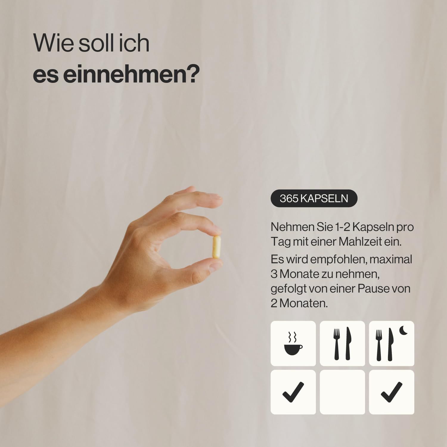 Mano che tiene una capsula gialla. Testo: 365 capsule. Raccomandazioni d'uso con simboli dei pasti. Testo in tedesco.