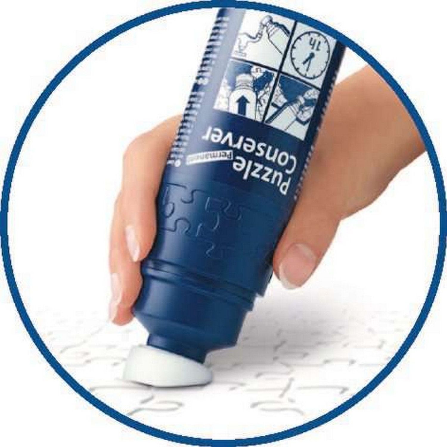 Mano che tiene bottiglia blu Puzzle Conserver. Bottiglia con tappo bianco. Applicazione su pezzi di puzzle.