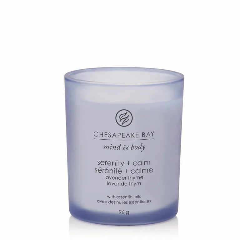 Candela cilindrica in vetro blu. Scritta: Chesapeake Bay, mind & body, serenity + calm, lavanda timo, con oli essenziali, 96 g.
