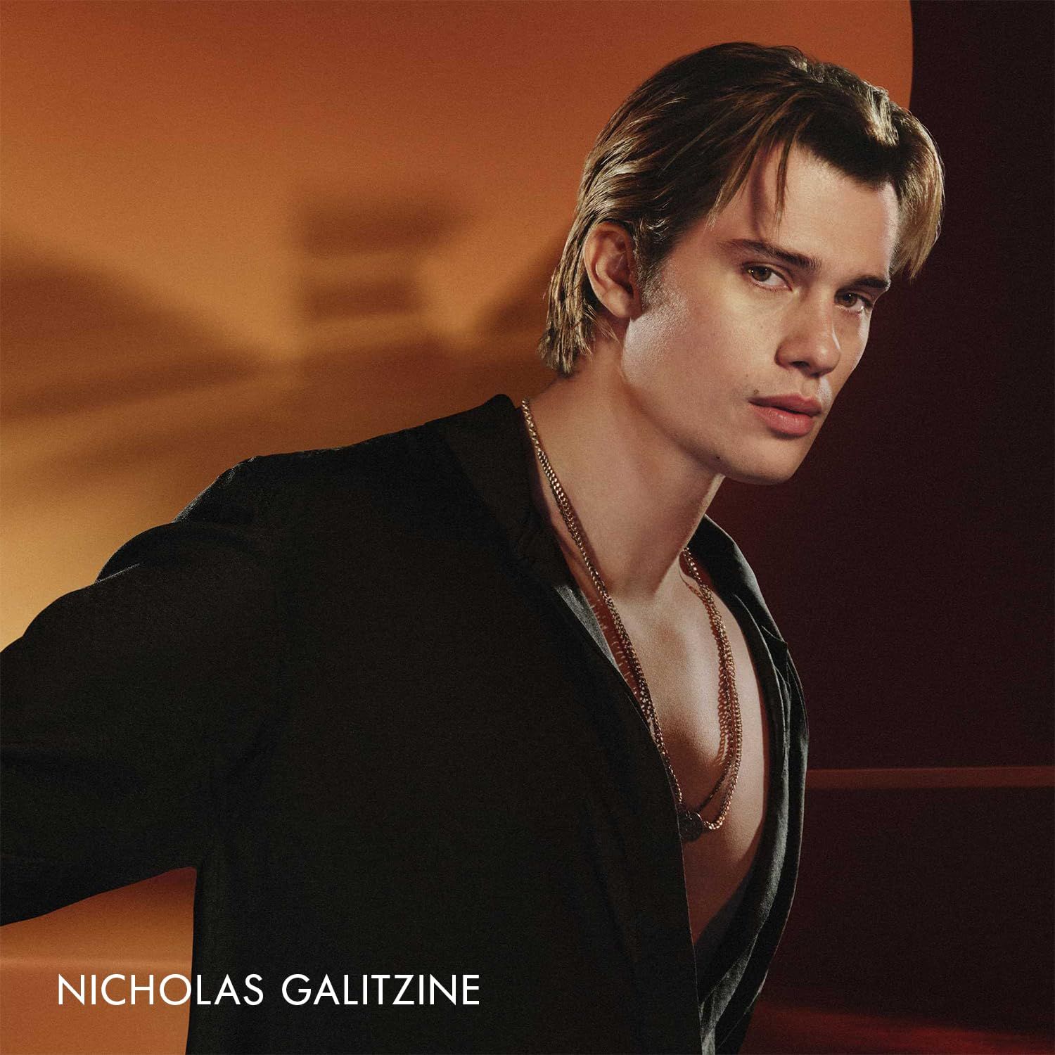 Ritratto di un uomo. Testo: Nicholas Galitzine.