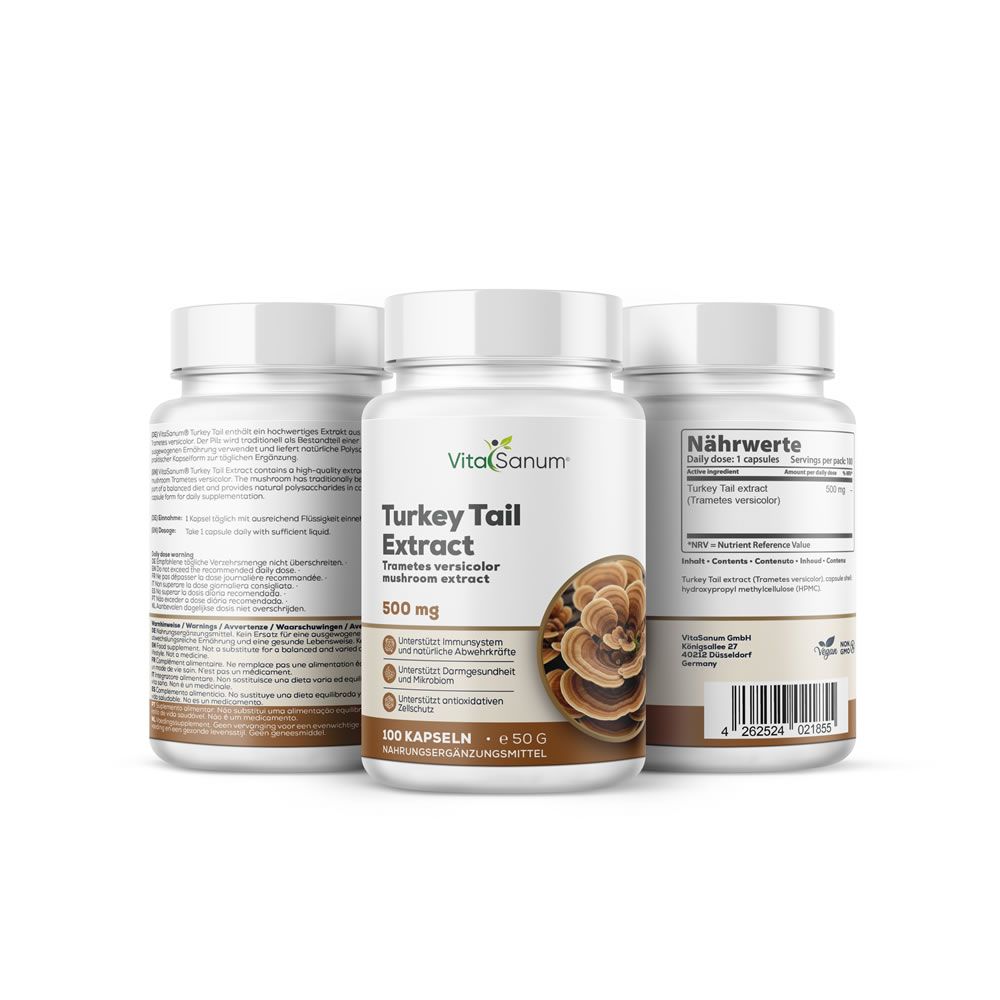 Tre flaconi di VitaSanum® Turkey Tail Extract, 100 capsule, 500 mg per capsula. Un flacone mostra le informazioni nutrizionali.