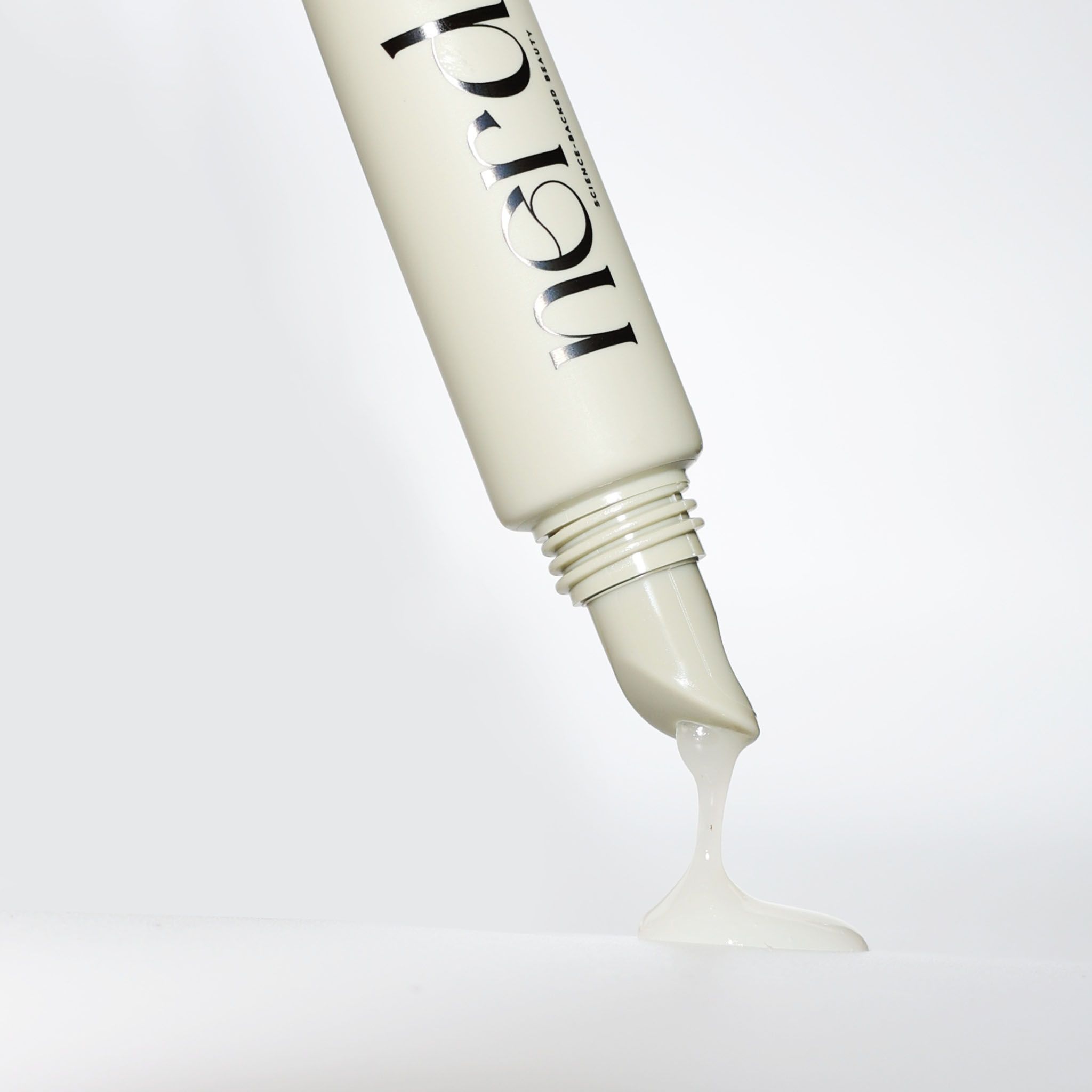 Tubo bianco di trattamento labbra Peptide + Acido Ialuronico, colore "original", con prodotto che fuoriesce.