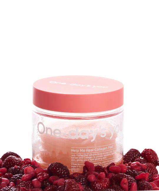 Barattolo trasparente con coperchio rosa. Scritta: Help Me Real Collagen Pad. Circondato da bacche rosse.