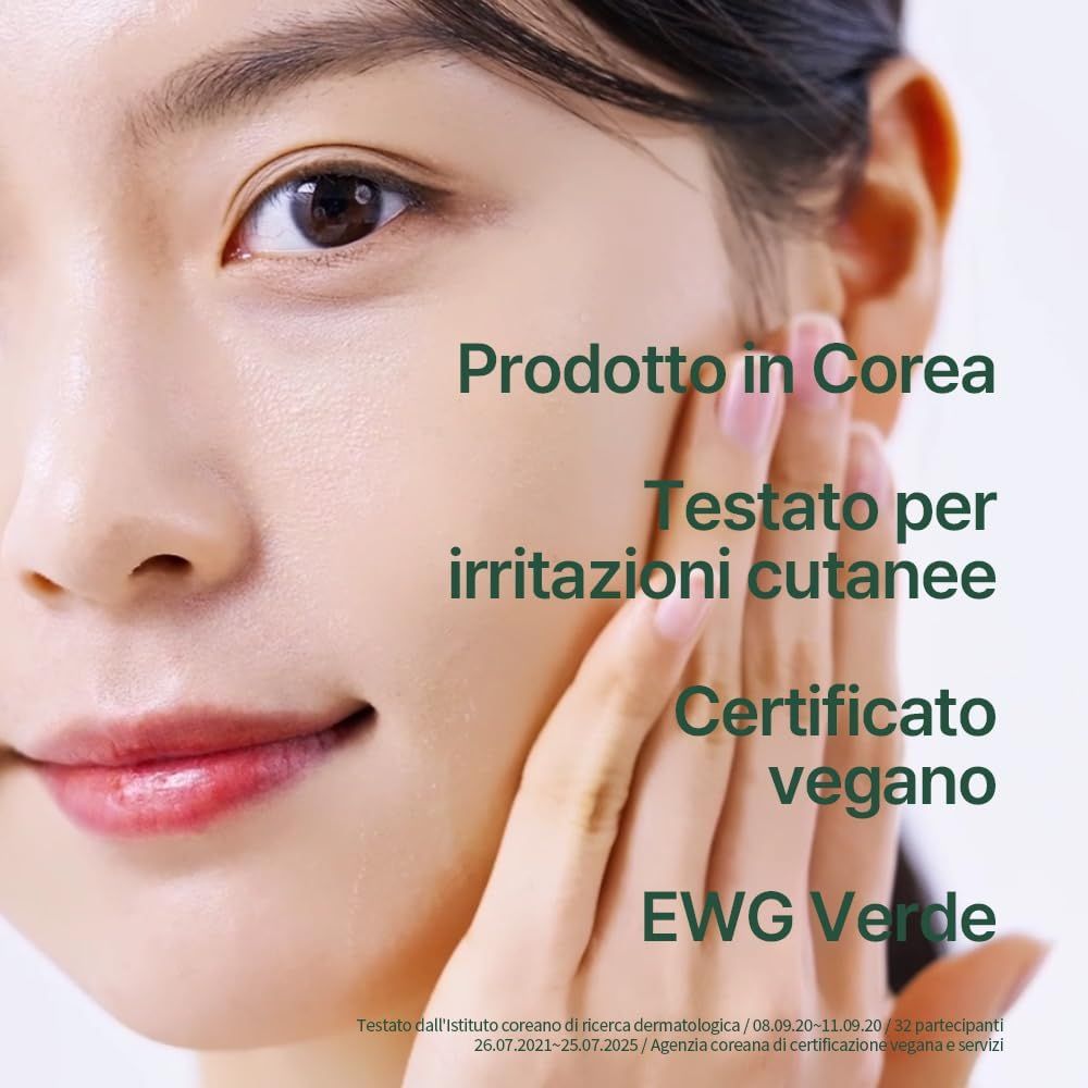 Viso di una donna. Testo: Prodotto in Corea, Testato per irritazioni cutanee, Certificato vegano, EWG Verde.