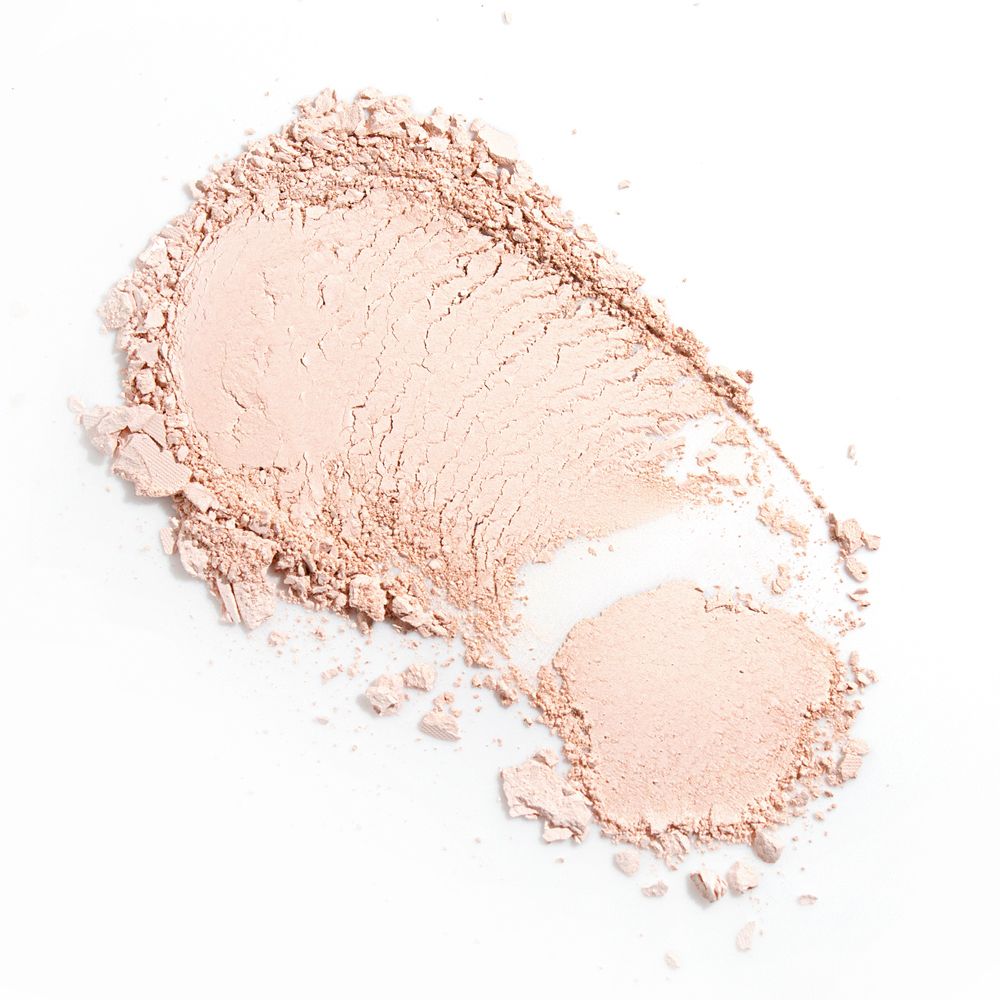 Campione di cipria. Texture rosa chiaro. Su sfondo bianco.