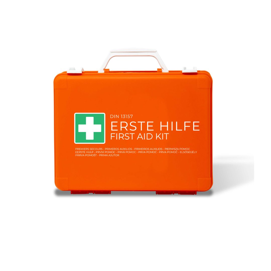 Scatola di pronto soccorso arancione chiusa, manico bianco. DIN 13157. Scritta: Erste Hilfe, First Aid Kit.