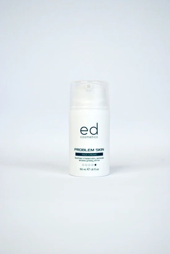 Flacone bianco con dosatore, "ed cosmetics" e "PROBLEM SKIN FACE CREAM".