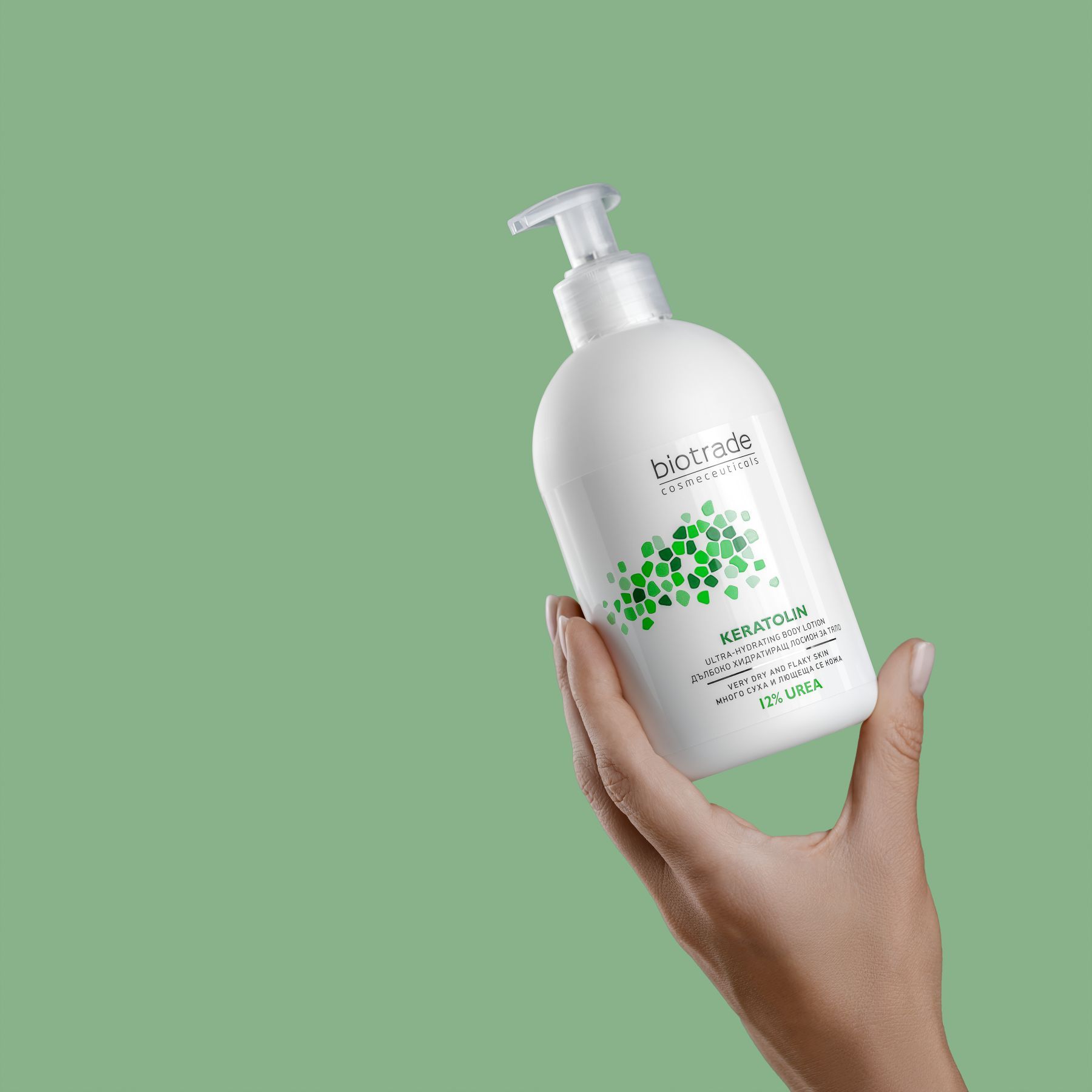 Flacone bianco con dosatore. Scritte Biotrade, Keratolin e 12% Urea. Tenuto in mano su sfondo verde.