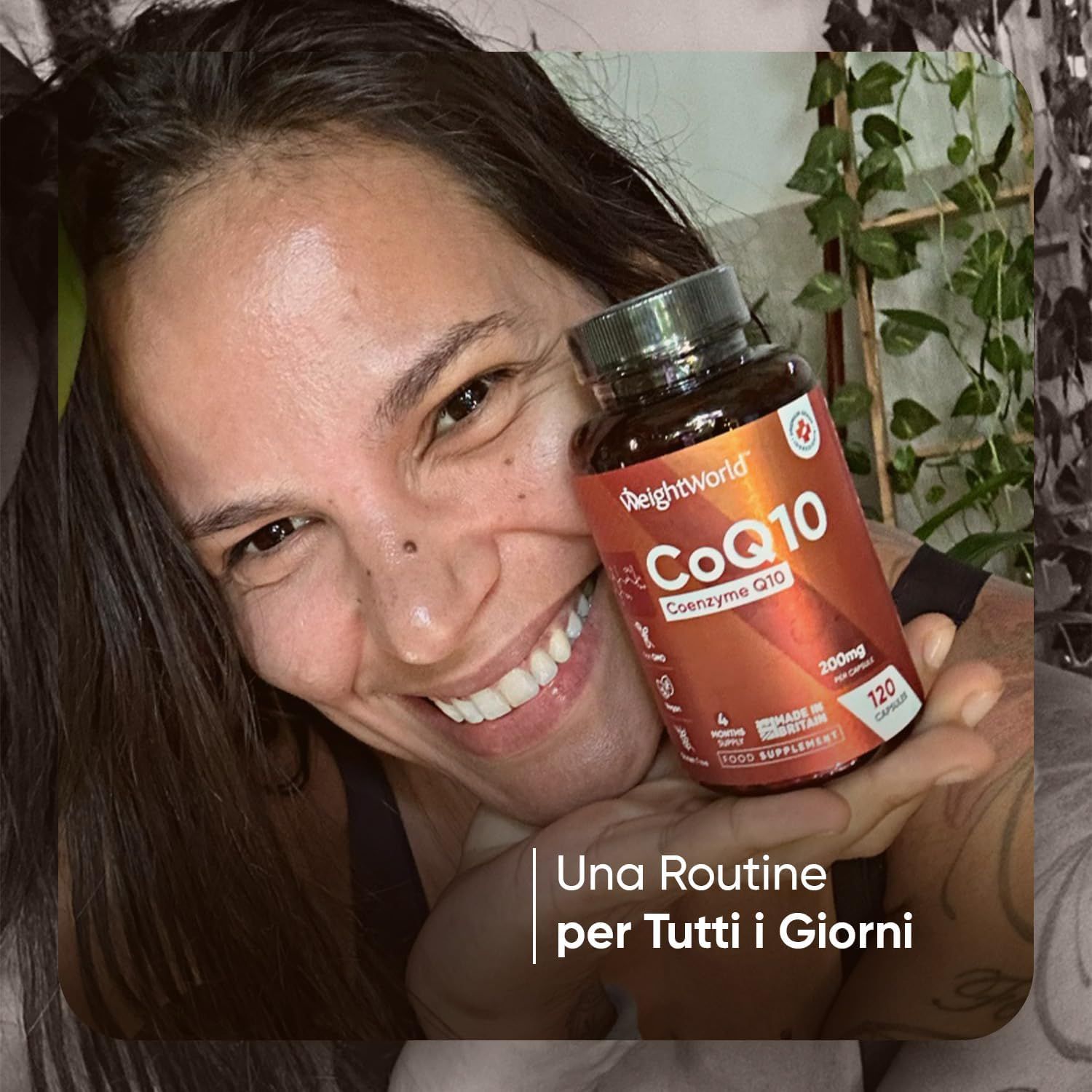 Donna tiene flacone di capsule CoQ10. Testo: Una routine per tutti i giorni.