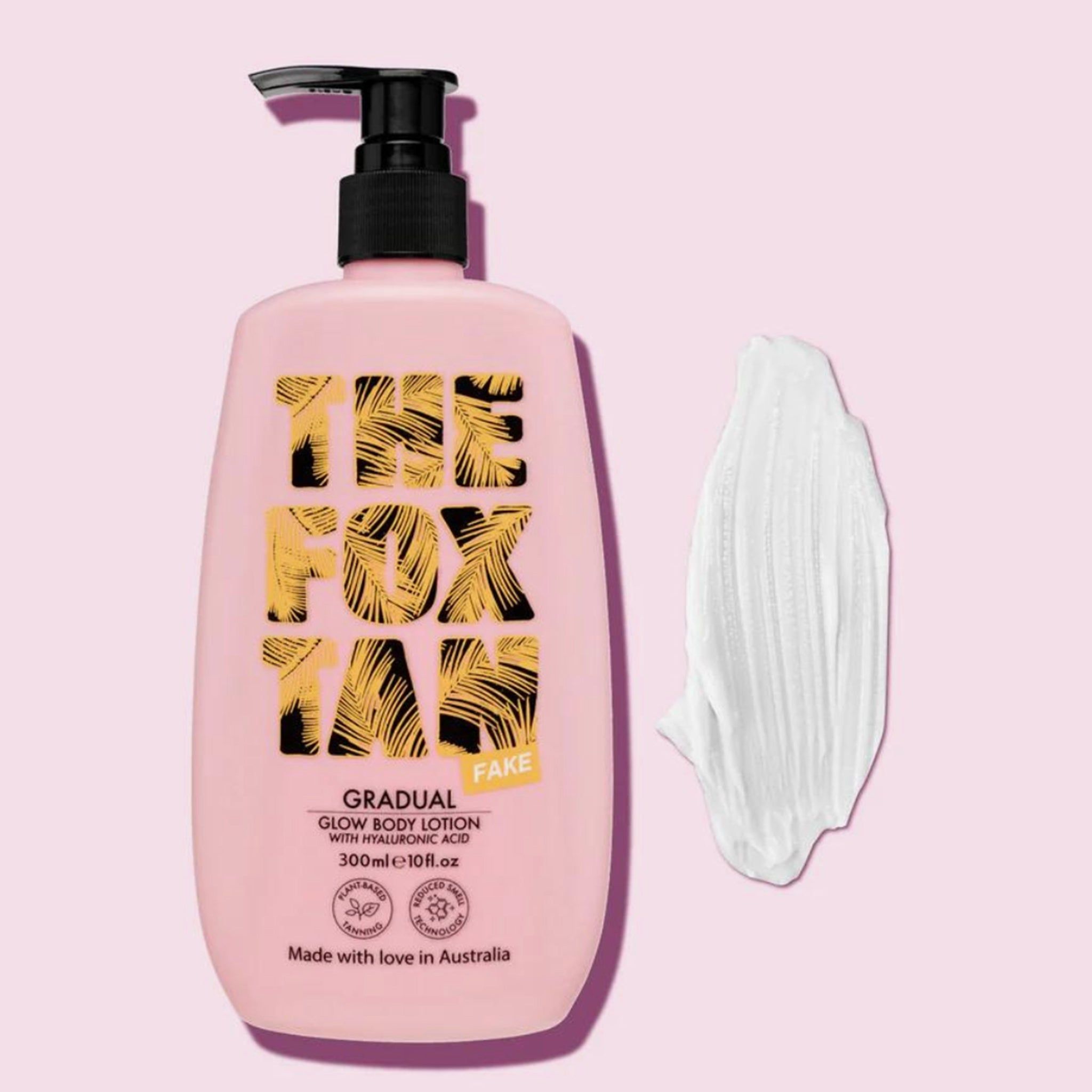 Flacone rosa con erogatore nero e campione di prodotto cremoso accanto. Scritta: THE FOX TAN.