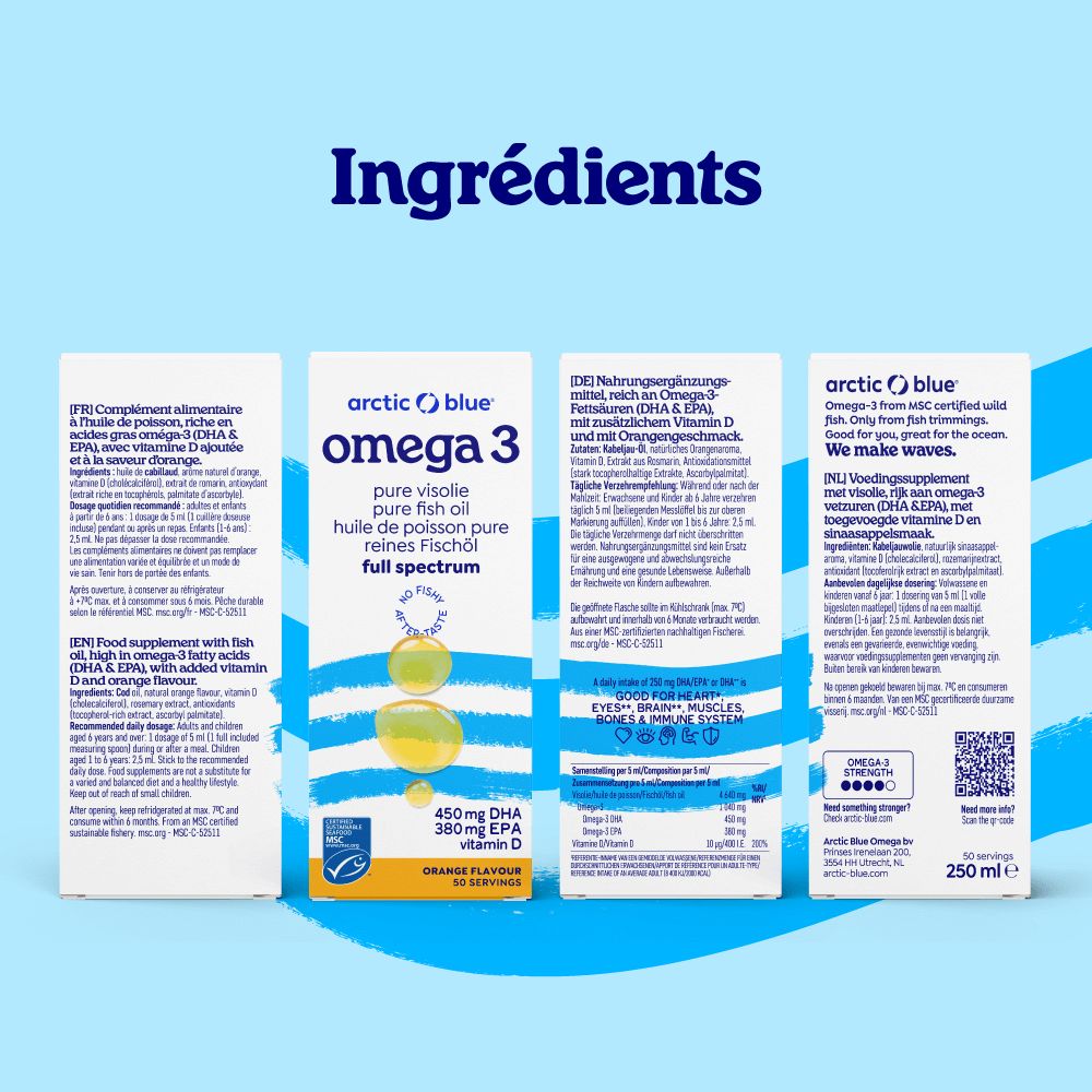 Mani versano olio di pesce omega-3 in una ciotola con yogurt, frutti di bosco e noci.