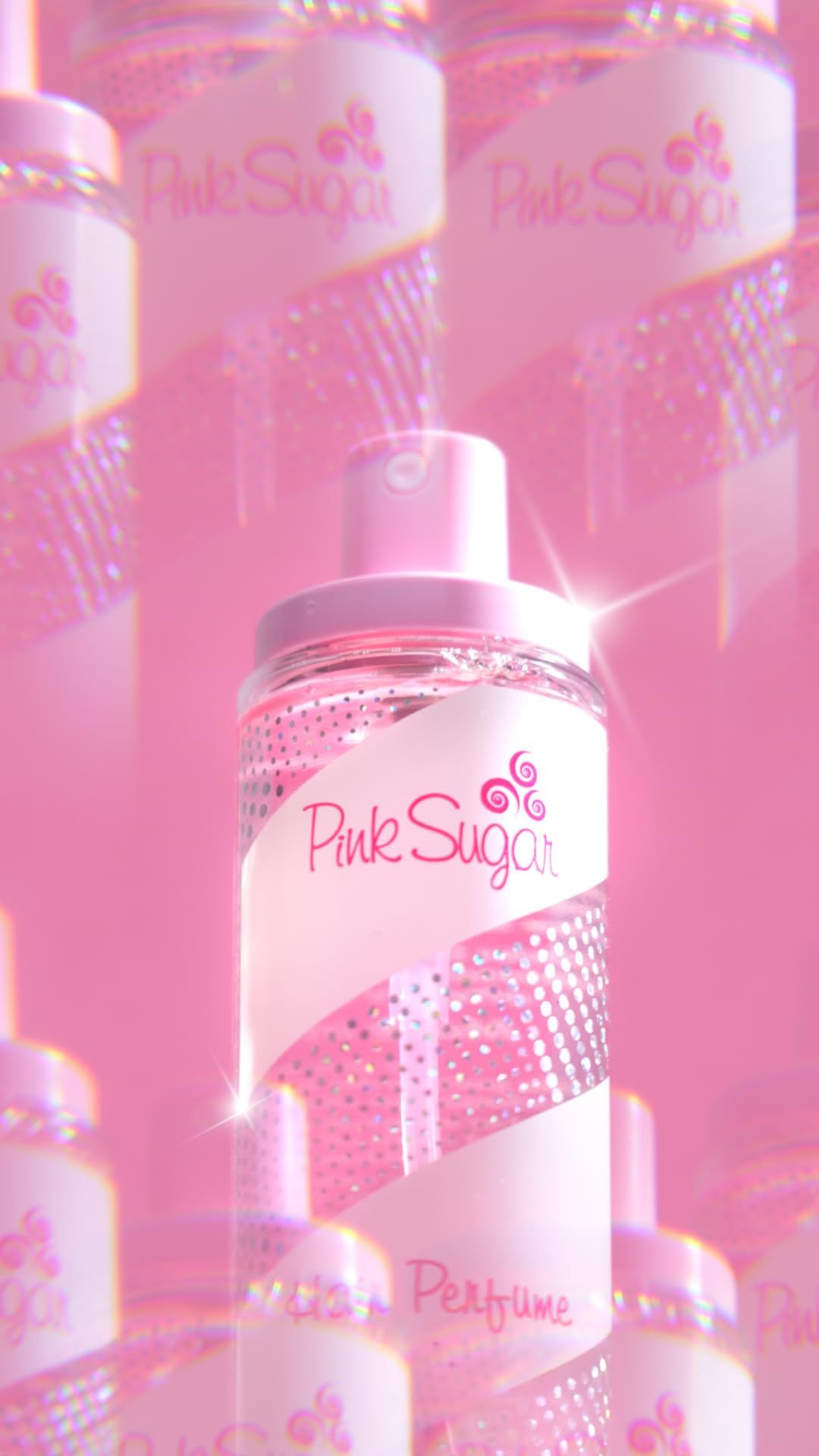 Diversi flaconi di spray per capelli rosa. Su ogni flacone: logo Pink Sugar e scritta. Effetto glitter.