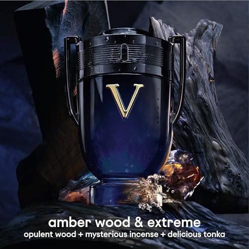 Flacone blu-nero con logo "V" dorato. Testo: Amber Wood & Extreme, legno opulento, incenso misterioso, fava tonka.