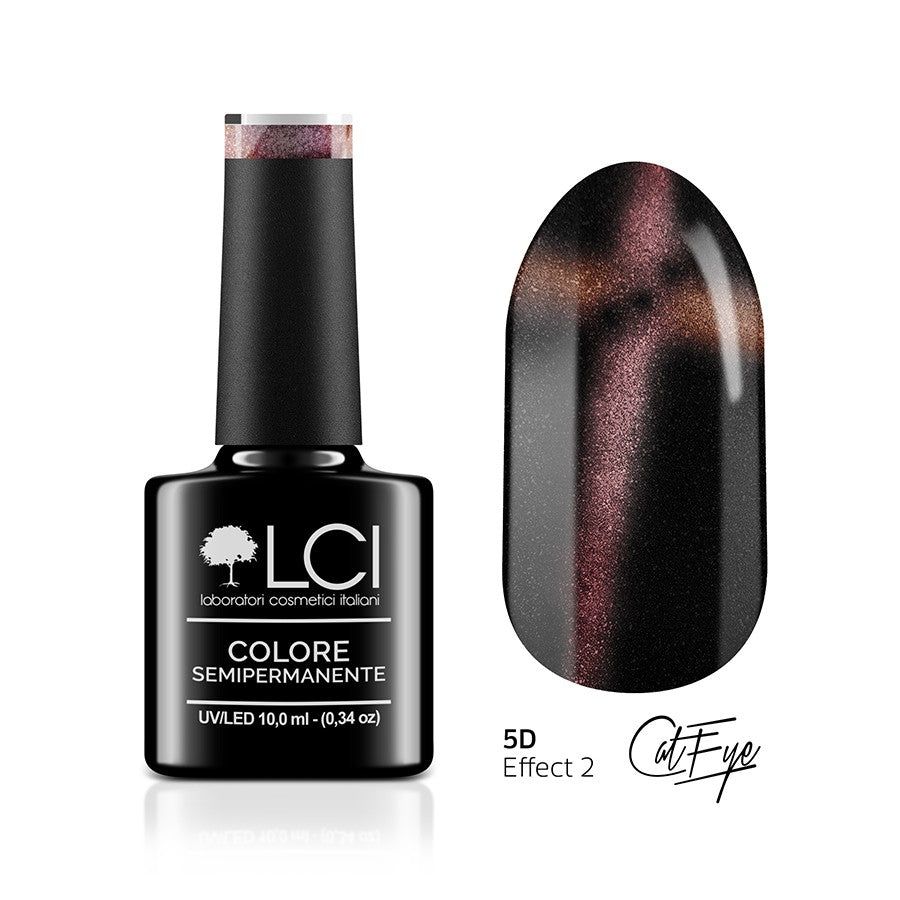 Flacone di smalto con tappo nero e stampa. Accanto, un'unghia smaltata con effetto 5D Cat Eye, effetto 2.