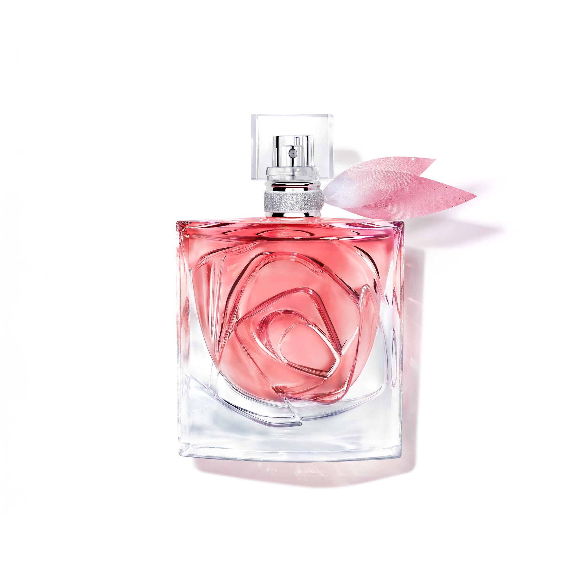 Flacone quadrato rosa con motivo rosa. Spruzzatore trasparente e petalo rosa. Profumo La Vie Est Belle.
