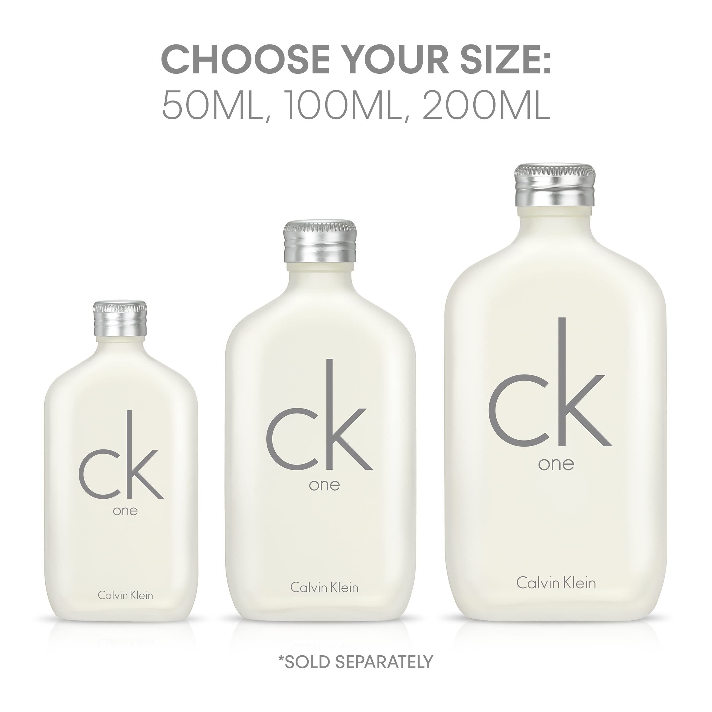 Tre flaconi di Calvin Klein One Eau de Toilette di diverse dimensioni. Tutti con tappo argentato e logo.