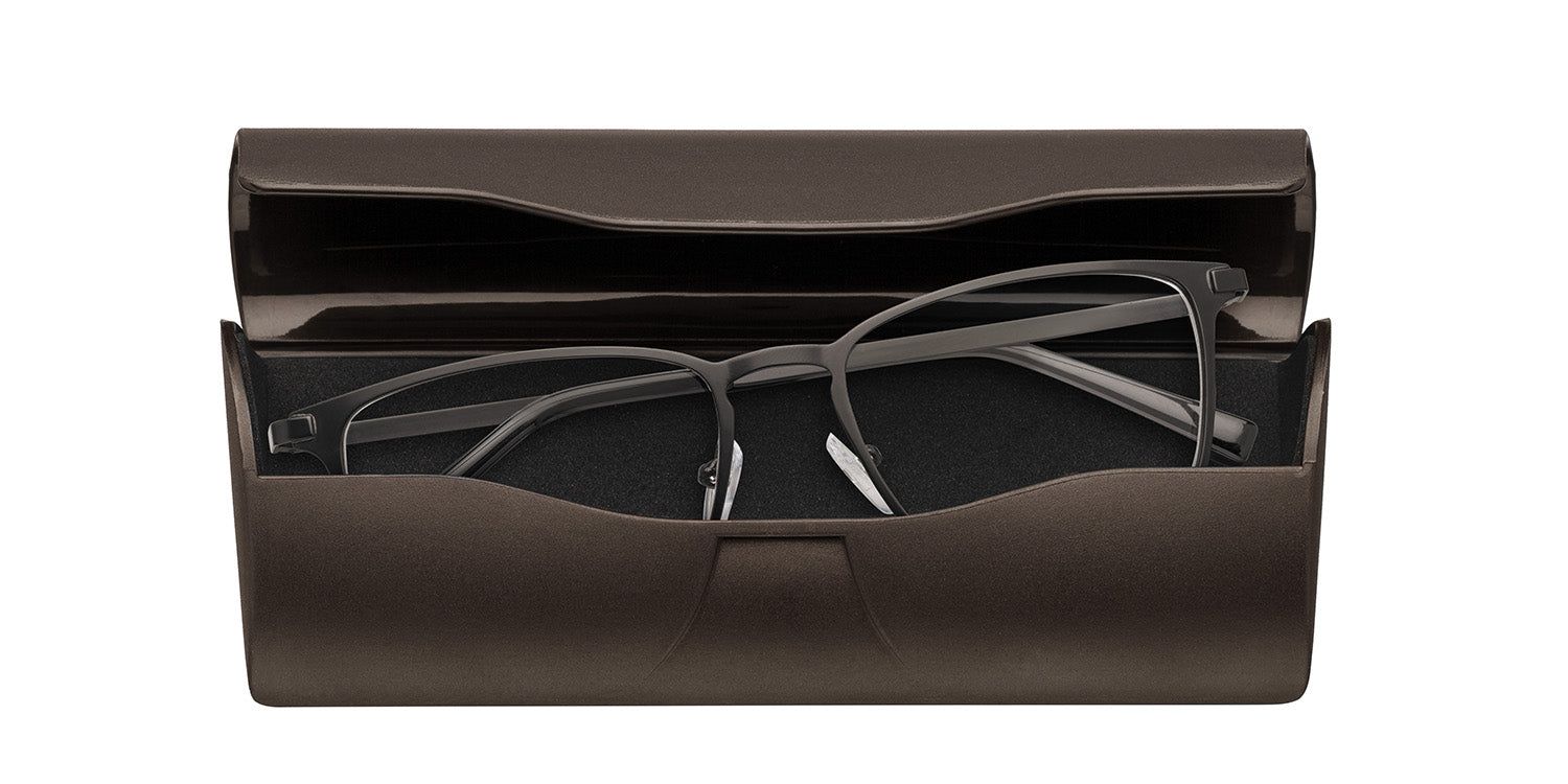 Astuccio in plastica marrone aperto. Occhiali con montatura grigia all'interno. Fodera nera.