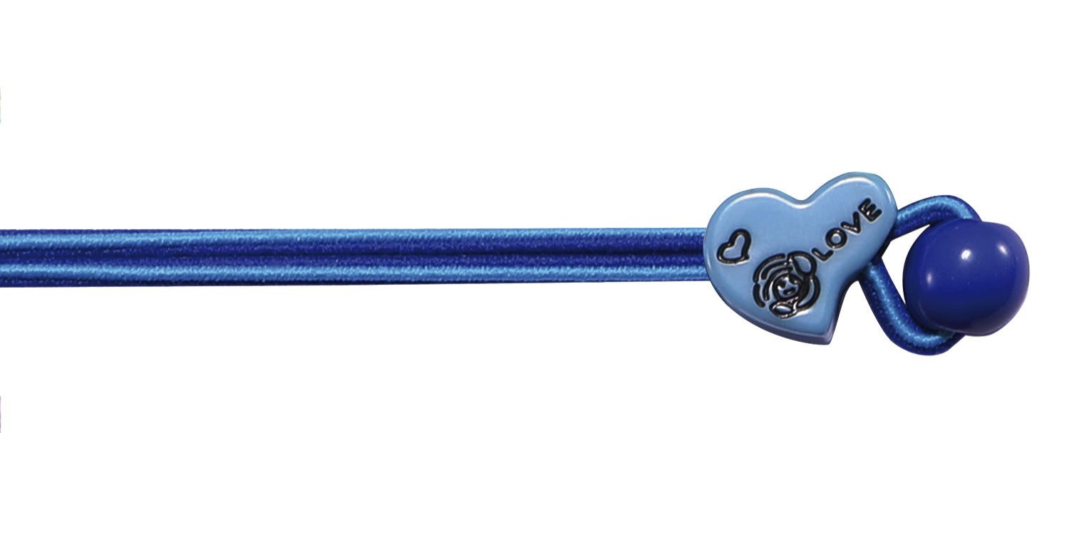 Primo piano di un cinturino per occhiali blu. Ornamento a forma di cuore con scritta "LOVE" e sfera blu.