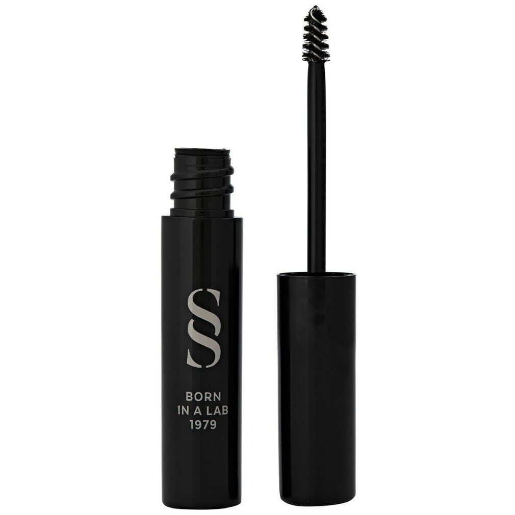 Spazzola per mascara nera con flacone aperto. Il flacone reca la scritta "BORN IN A LAB 1979".