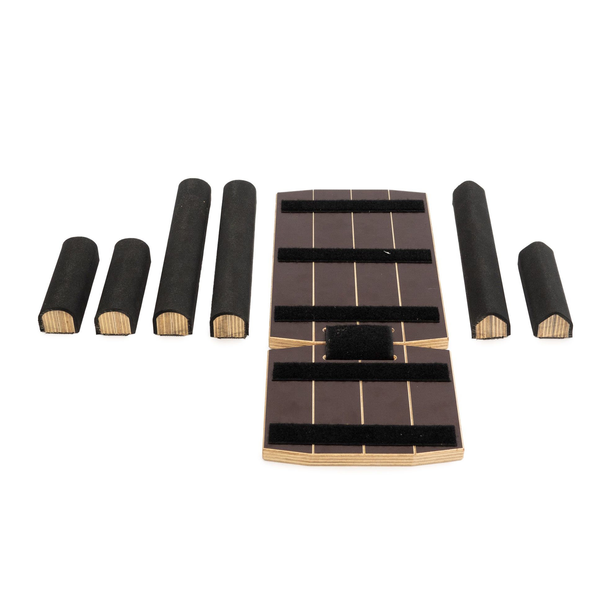 Base marrone con rulli neri e chiusure in velcro. Bordi color legno. Prodotto "Flyankle".