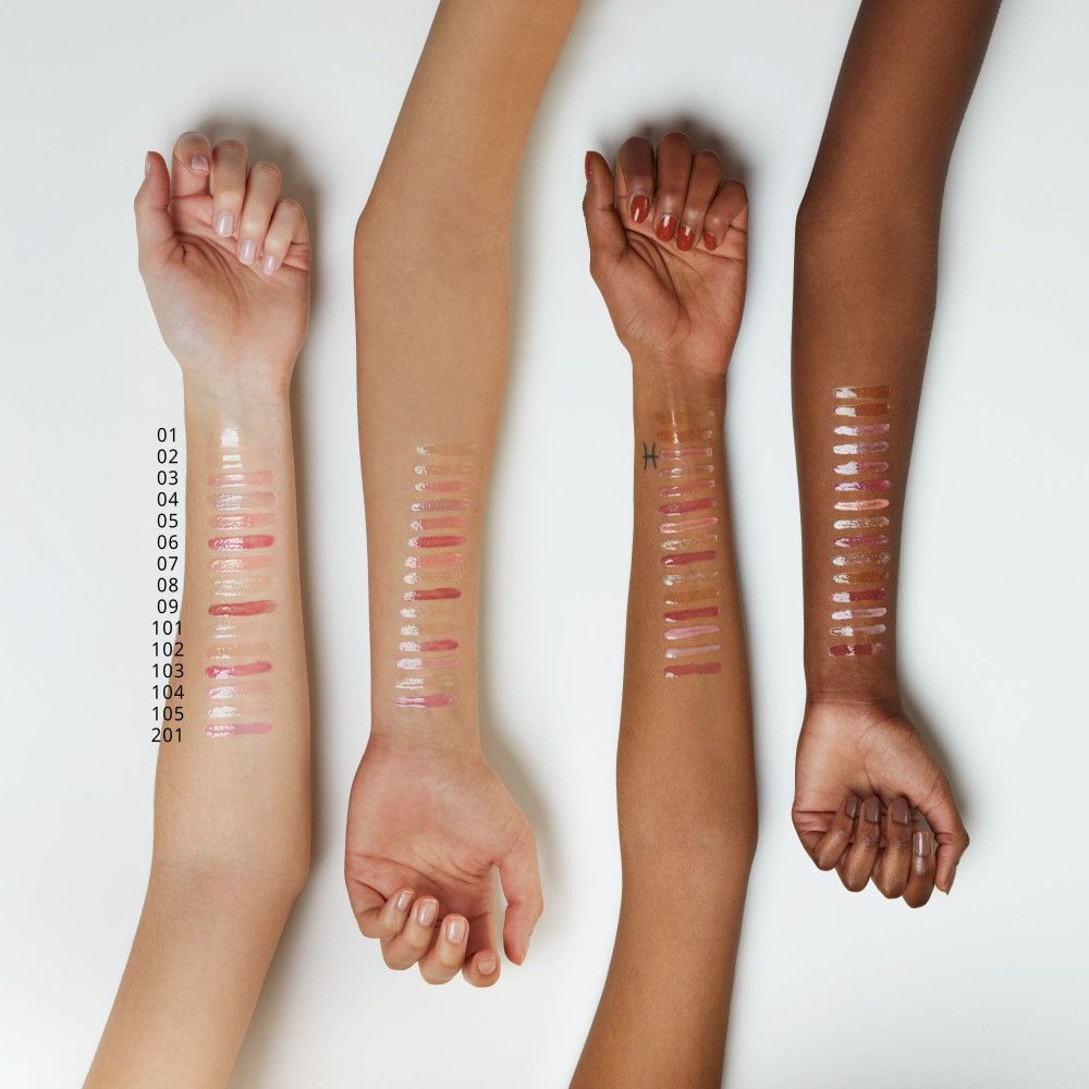 Quattro braccia con diverse tonalità di pelle mostrano i colori del lucidalabbra. Ogni fila è numerata da 01 a 201.